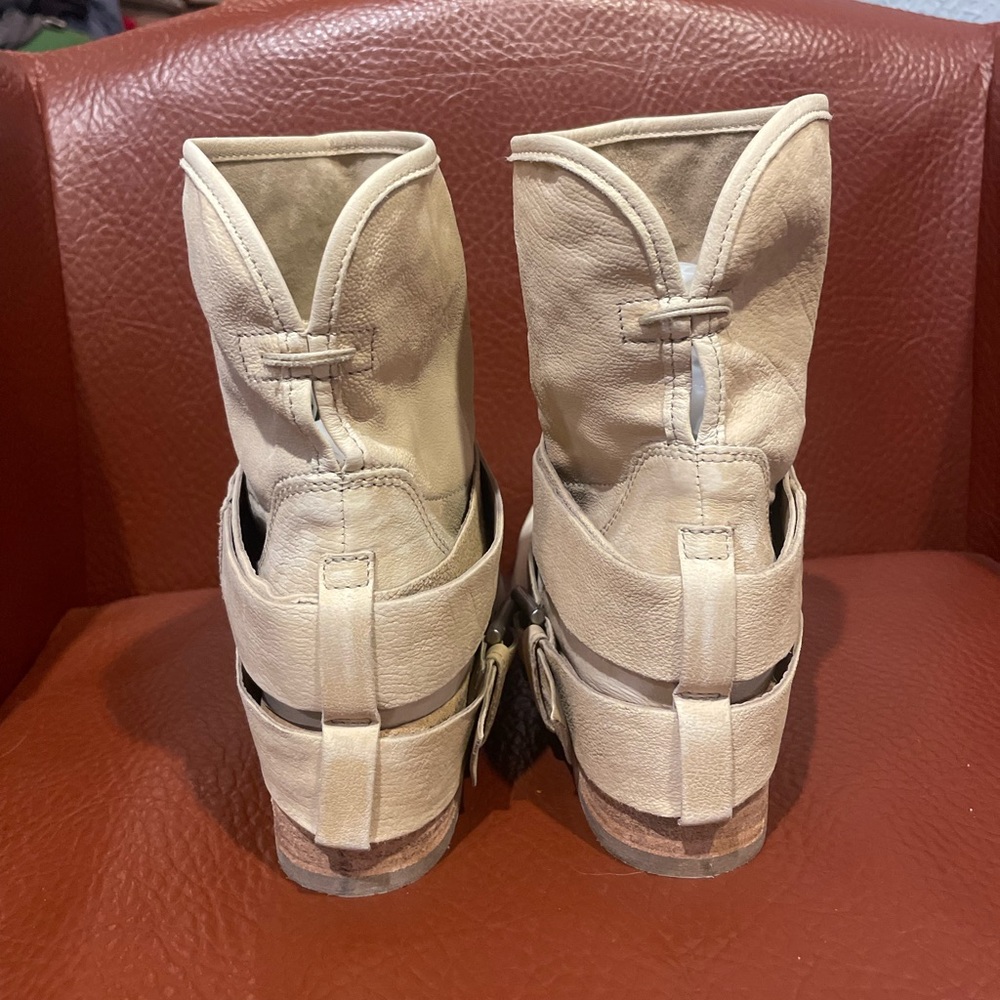 Tan boots - Picture 4 of 8